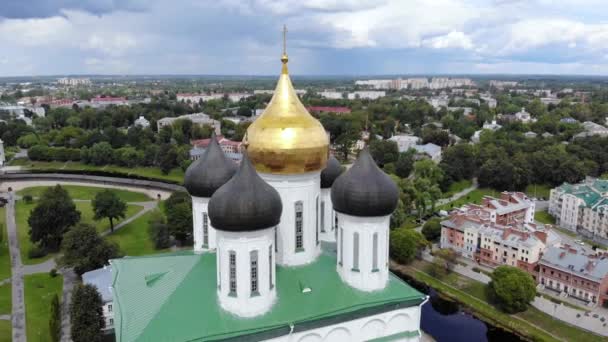 Rusya Daki Pskov Kremlin Üzerindeki Ortodoks Kilisesinin Kubbeleri Yakınındaki Uçuşu — Stok video