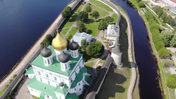 Lot Dronem Nad Rzeką Piękny Kreml Pskowa Rosji Słoneczny Dzień — Wideo stockowe