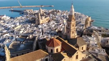 Deniz kenarında güzel bir İtalyan şehrinin hava görüntüsü. Eski Monopoli üzerinde İHA uçuşu. Bari, Puglia, İtalya. 4K