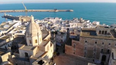 Deniz kenarında güzel bir İtalyan şehrinin hava görüntüsü. Eski Monopoli üzerinde İHA uçuşu. Bari, Puglia, İtalya. 4K