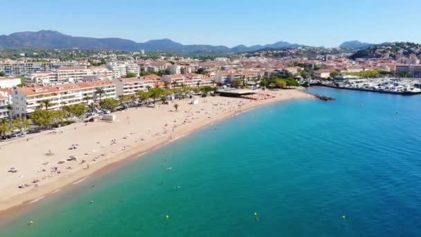 Güneşli Bir Yaz Gününde Deniz Kenarında Bir Fransız Şehrinin Hava — Stok video