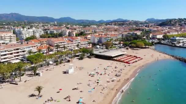 Luchtfoto Van Een Franse Stad Aan Zee Een Zonnige Zomerdag — Stockvideo