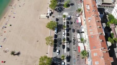 Güneşli bir yaz gününde, deniz kıyısında İHA uçuşu. Yukarıdan bak. Saint Raphael, Fransa 4K 60fps
