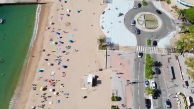 Güneşli bir yaz gününde, deniz kıyısında İHA uçuşu. Yukarıdan bak. Saint Raphael, Fransa 4K 60fps