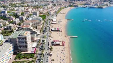 Güneşli bir yaz gününde, deniz kıyısında İHA uçuşu. Yukarıdan bak. Saint Raphael, Fransa 4K 60fps