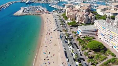 Deniz, sahil, kıyı şeridi ve yatlı liman manzaralı hava aracı. Yukarıdan bak. Saint Raphael, Fransa 4K 60fps