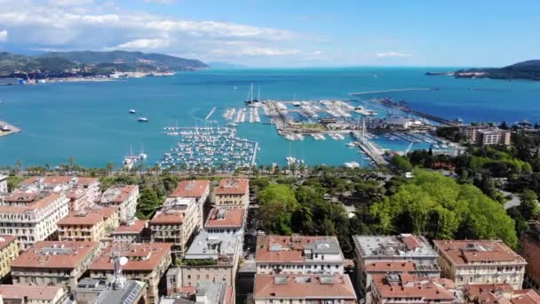 Bela Cidade Italiana Dia Verão Ensolarado Cima Vista Mar Porto — Vídeo de Stock