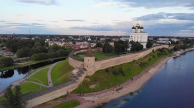 Nehrin havadan görünüşü ve Rusya 'daki Pskov Kremlin. İHA uçuşu. Güzel alacakaranlık zamanı