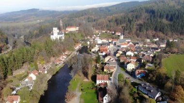 Yukarıdan küçük tarihi bir Çek kasabası. Kırmızı kiremitli çatıların, tepedeki şatonun ve nehrin hava aracı görüntüsü. Rozmberk nad Vltavou, Güney Bohemya, Çek Cumhuriyeti