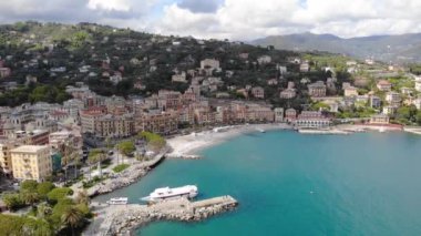 Santa Margherita Ligure, yukarıdan. Deniz kıyısındaki güzel İtalyan şehri. Güneşli bir yaz gününde kumsalların üzerinde uçan insansız hava aracı. Liguria, İtalya 4K 'da