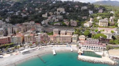 Santa Margherita Ligure, yukarıdan. Deniz kıyısındaki güzel İtalyan şehri. Deniz kıyısında ve güneşli yaz günlerinde kumsallarda uçan insansız hava aracı. Liguria, İtalya 4K 'da