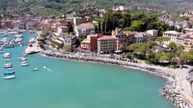 Santa Margherita Ligure, yukarıdan. Deniz kıyısındaki güzel İtalyan şehri. Kalenin kıyı şeridi boyunca uçan İHA 'lar, kırmızı çatıları olan evler ve güneşli yaz günlerinde yatları olan limanlar. Liguria, İtalya 4K 'da