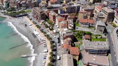 Santa Margherita Ligure, yukarıdan. Deniz kıyısındaki güzel İtalyan şehri. Güneşli yaz günlerinde deniz, sahil ve tahta kaldırım boyunca insansız hava aracı uçuşu. Liguria, İtalya 4K 'da