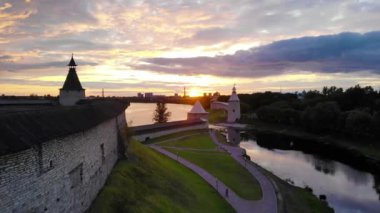 Rusya 'daki Pskov Kremlin üzerinde İHA uçuşu. Havadan görünüşlü. Güzel gün batımı zamanı. Alacakaranlık gökyüzü. 4K