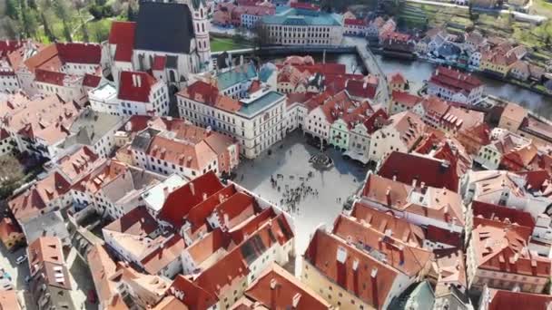 从Cesky Krumlov镇历史房屋的无人机观看 红色砖瓦屋顶及圣维多主教座堂 — 图库视频影像