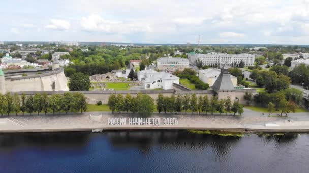 Flygfoto Över Floden Och Pskov Kreml Ryssland Inskription Russia Starts — Stockvideo