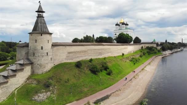 Voo Drone Dia Verão Sobre Rio Longo Parede Kremlin Pskov — Vídeo de Stock