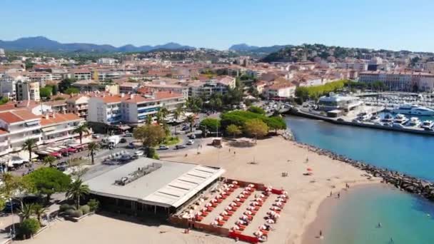 Tiro Aéreo Uma Cidade Francesa Junto Mar Dia Ensolarado Verão — Vídeo de Stock