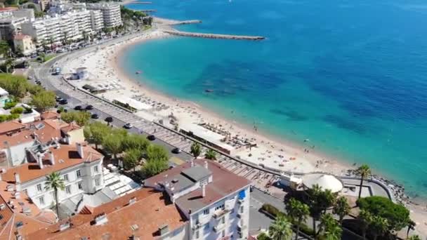 上から海岸沿いの美しいフランスの都市 夏の晴れた日にビーチや車の交通と街の風景 空中展望 4Kのフランス サンラファエル — ストック動画