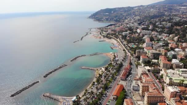 海によって美しいイタリアの都市の空中ショット 夏の晴れた日にビーチや車の交通と街の風景 イタリア サンレモ — ストック動画
