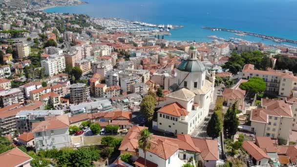 Vuelo Con Drones Sobre Hermosa Ciudad Italiana Orilla Del Mar — Vídeos de Stock