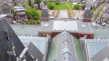 Yukarıdan Amsterdam. Rijksmuseum ve eski merkez bölgenin havadan görünüşü. 4K 'da Hollanda
