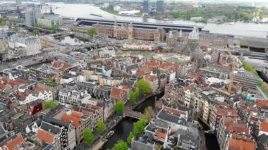 Mimari binaların ve Amsterdam kanallarının üzerinden güzel bir manzaranın havadan görüntüsü. 4K 'da Hollanda