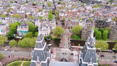 Yukarıdan Amsterdam. Rijksmuseum, kanallar ve eski merkez bölgenin havadan görüntüsü. 4K 'da Hollanda
