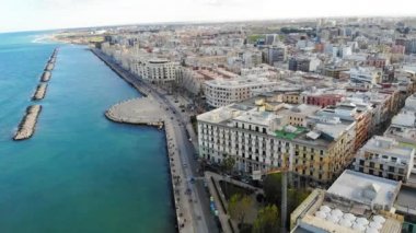 Deniz kenarında güzel bir İtalyan şehrinin hava görüntüsü. İHA uçağı eski Bari kasabası, Puglia, İtalya üzerinde. 4K