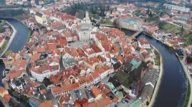 Çek Cumhuriyeti 'nin eski Czech kasabası Cesky Krumlov' un 4K 'daki hava aracı görüntüsü