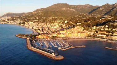 Şehir limanı ve yatları üzerinde İHA uçuşu. Menton, Cote d 'azur, French Riviera, Fransa. Yukarıdan görüntüle