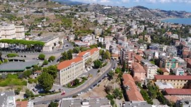 Güzel İtalyan şehrinde İHA uçuşu. Kiliseler ve kırmızı kiremitli çatıları olan evler. San Remo, İtalya. 4K içinde hava görüntüsü