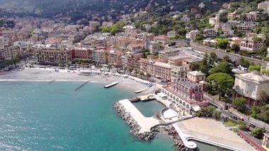 Santa Margherita Ligure, yukarıdan. Deniz kıyısındaki güzel İtalyan şehri. Güneşli bir yaz gününde kumsalların üzerinde uçan insansız hava aracı. Liguria, İtalya 4K 'da