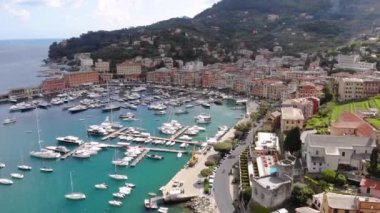 Santa Margherita Ligure, yukarıdan. Deniz kıyısındaki güzel İtalyan şehri. Kalenin kıyı şeridi boyunca uçan İHA 'lar, kırmızı çatıları olan evler ve güneşli yaz günlerinde yatları olan limanlar. Liguria, İtalya 4K 'da