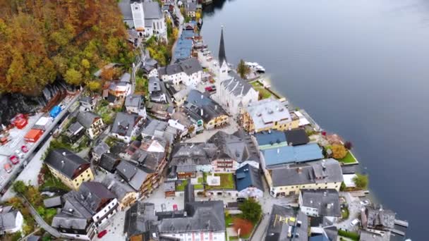 奥地利山村哈尔施塔特和哈尔施塔特湖从上而下 美丽的秋天Salzkammergut 奥地利 — 图库视频影像