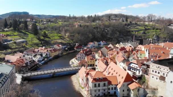 从空中俯瞰捷克城市的河流和历史建筑 城市在Unesco名单上 Cesky Krumlov 捷克共和国 — 图库视频影像