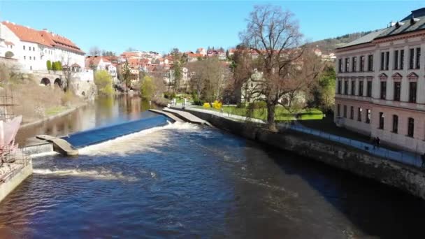 チェコの川と歴史的家屋の空中ドローンビュー ユネスコリストの都市 チェスキー クルムロフ チェコ共和国 — ストック動画