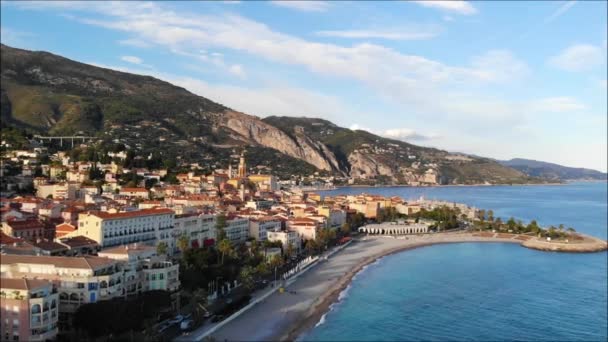 Vuelo Avión Tripulado Sobre Playa Coloridas Casas Menton Costa Azul — Vídeos de Stock