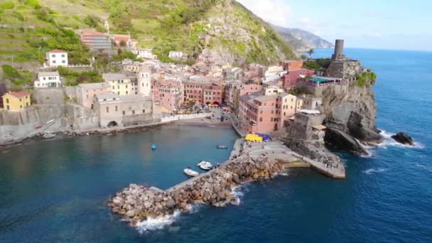 Vernazza Felülről Gyönyörű Olasz Falu Szikla Sziklák Körül Tenger Egy — Stock videók