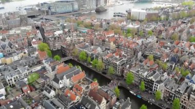 Mimari binaların ve Amsterdam kanallarının üzerinden güzel bir manzaranın havadan görüntüsü. 4K 'da Hollanda