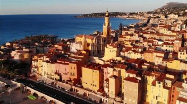 Menton, Cote d 'azur, French Riviera' nın renkli evleri üzerinde insansız hava aracı uçuşu. Güneşli bir gün, Akdeniz, mavi gökyüzü. Hava Görünümü