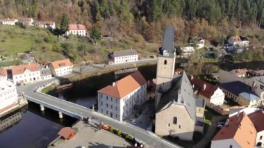 Sonbahar zamanı küçük tarihi Czech kasabasının muhteşem manzarası. Tepedeki şato, kilise, nehir ve kırmızı kiremitli çatıları olan evler. Rozmberk nad Vltavou, Güney Bohemya, Çek Cumhuriyeti