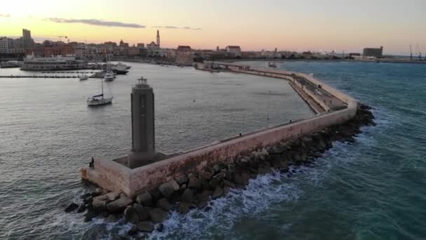 Vuelo Dron Sobre Mar Cerca Faro Atardecer Vista Ciudad Italiana — Vídeos de Stock