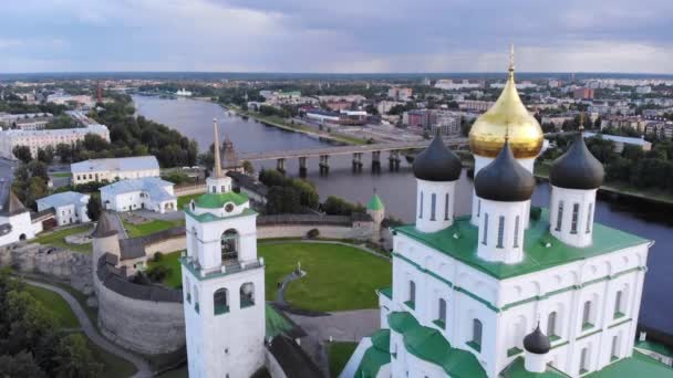 Subida Del Dron Largo Iglesia Ortodoxa Del Kremlin Pskov Rusia — Vídeos de Stock