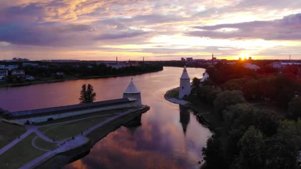 ロシアのプスコフ クレムリン上空でのドローン飛行 空中トップビュー 美しい夕日の時間 黄昏の空 — ストック動画