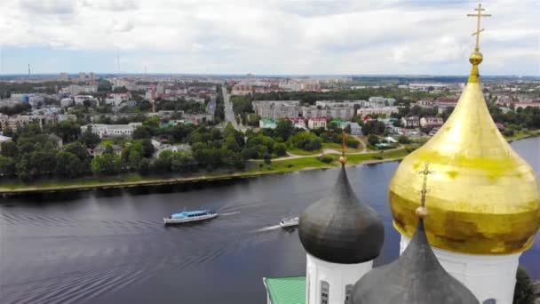 ロシアのプスコフ クレムリン上空の正統派教会のドーム近くのドローン飛行 川の空中風景 — ストック動画