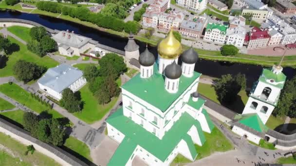 Flygning Drönaren Längs Floden Över Pskov Kreml Ryssland — Stockvideo