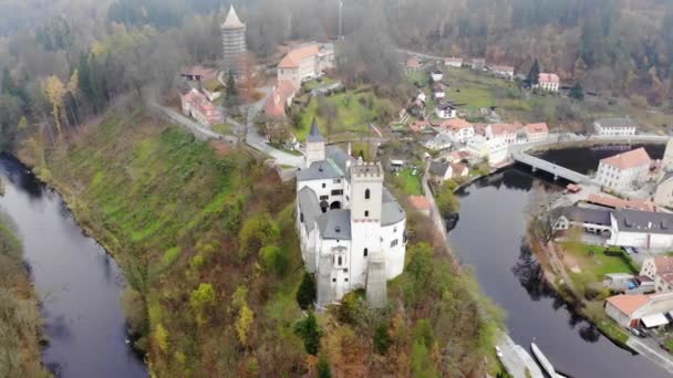 从上面看历史上的一个小镇 空中无人机俯瞰着红色的瓦片屋顶 山上的城堡和河流 捷克共和国南波西米亚Rozmberk Nad Vltavou — 图库视频影像