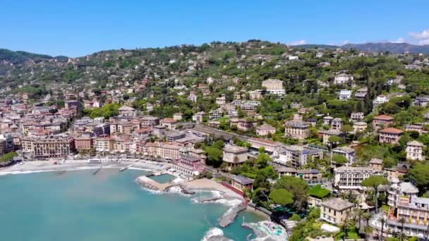 海岸沿いの美しいイタリアの街を飛行します 晴れた夏の日にヤシの木と海 ビーチ ボードウォークの景色 Santa Margherita Ligure リグーリア州 イタリア — ストック動画