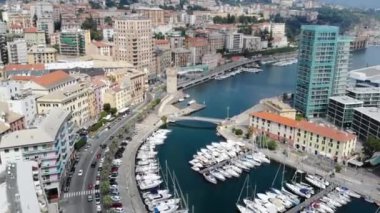 Yaz günü güzel İtalyan sahil kasabasının hava manzarası. Evler, köprüler, antik kule ve liman, yukarıdan gelen yatlar. Savona, Liguria, İtalya